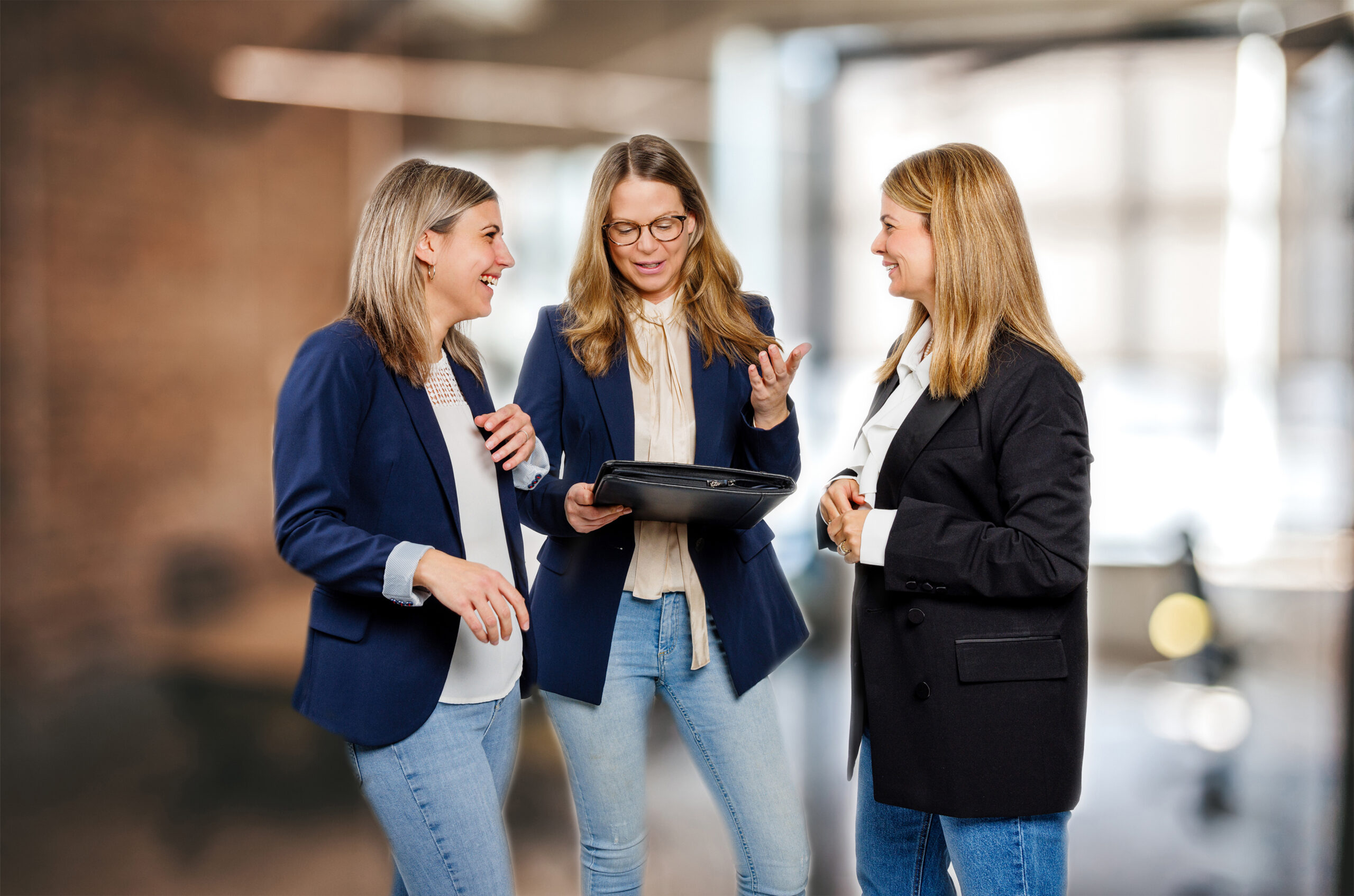 Arcus Team Besprechung 01 Büro Hintergrund